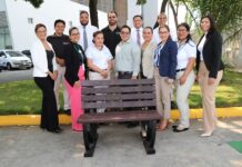 Banpro entrega bancas de jardín hechas con plástico reciclado