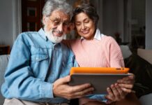 Cómo proteger a los adultos mayores del engaño digital