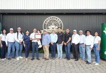 Banpro entrega reconocimiento a cliente destacado en la producción de café de especialidad