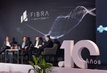 Modelos de negocio diferenciados y consolidación: claves para liberar el valor de las FIBRAs en México De izquierda a derecha: Rodrigo González, Director General de FIBRA Plus; Diego Ysita, Director General de FIBRA Storage; Rodolfo Balmaceda, Director General de FIBRA Upsite; Moderador: Francisco Chávez, ED Global Markets & Strategy para BBVA México. Foto cortesía de AMEFIBRA.