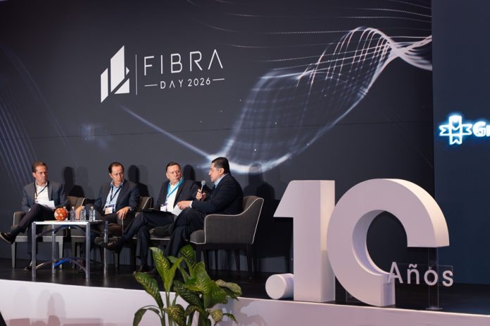 De izquierda a derecha: Rodrigo González, Director General de FIBRA Plus; Diego Ysita, Director General de FIBRA Storage; Rodolfo Balmaceda, Director General de FIBRA Upsite; Moderador: Francisco Chávez, ED Global Markets & Strategy para BBVA México. Foto cortesía de AMEFIBRA.